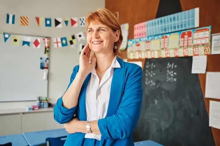 Een lachende docent voor de klas